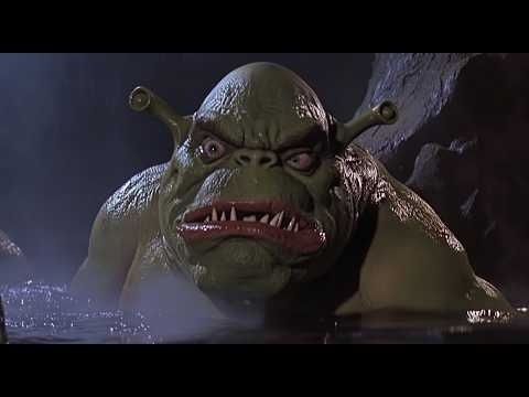 Närbild av en grön, argsint ogre som sticker upp ur mörkt vatten